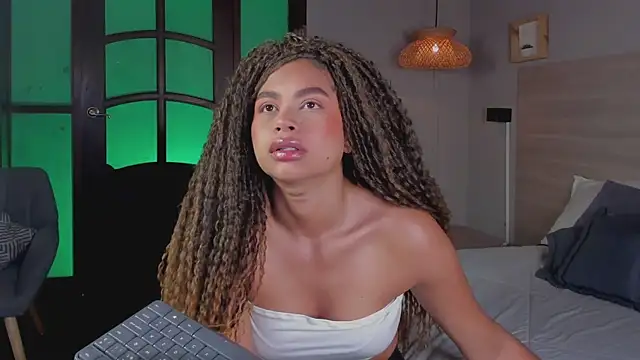 nayah   online show from 11/06/25, 07:59