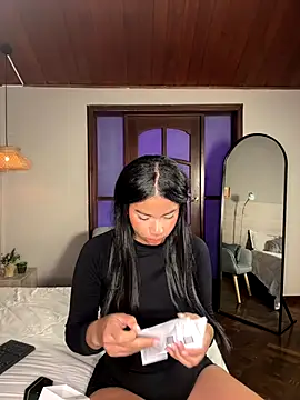 nayah   online show from 12/19/25, 07:54