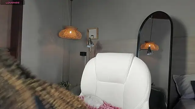 nayah   online show from 03/17/26, 08:01