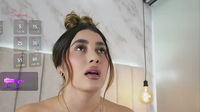 Snapshot of Annyy_Rosse chatting on 01/17/26, 04:54 Annyy Rosse online show from 01/17/26, 04:54