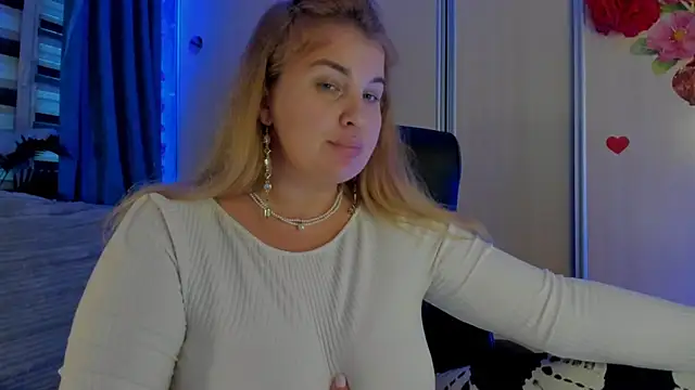 CoraSwon online show from 11/08/25, 01:33