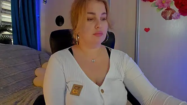 CoraSwon online show from 12/04/25, 12:47