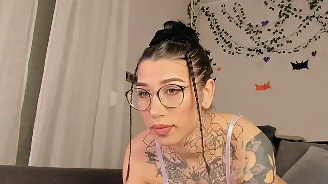 Snapshot of Lilith_Lux chatting on 12/05/24, 08:11 Lilith Lux online show from 12/05/24, 08:11