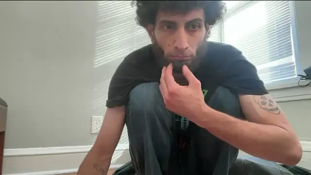 pantslesstraveler plt online show from 10/08/25, 02:04