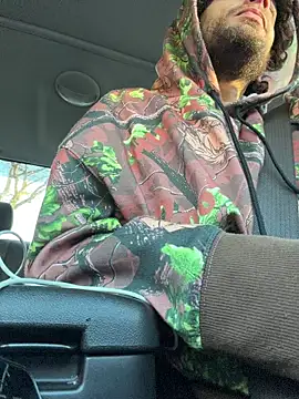 pantslesstraveler plt online show from 12/21/25, 09:33