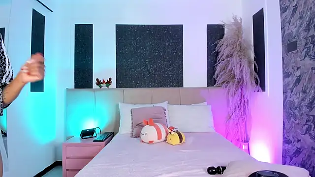 Alaia Manson online show from 12/03/25, 07:45