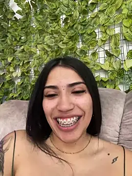 Snapshot of SaritaHot_69 chatting on 12/25/24, 04:43 SaritaHot 69 online show from 12/25/24, 04:43