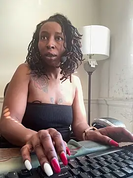 Snapshot of LeyaHoneybuns chatting on 02/18/25, 06:58 LeyaHoneybuns online show from 02/18/25, 06:58