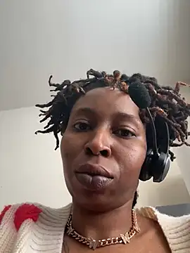 Snapshot of LeyaHoneybuns chatting on 03/12/25, 04:35 LeyaHoneybuns online show from 03/12/25, 04:35