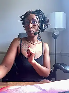 Snapshot of LeyaHoneybuns chatting on 03/17/25, 04:01 LeyaHoneybuns online show from 03/17/25, 04:01