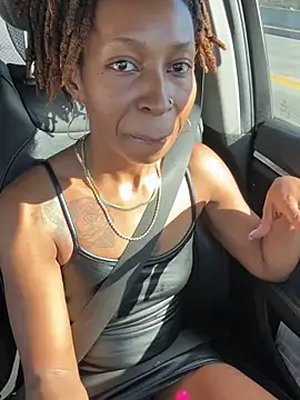 Snapshot of LeyaHoneybuns chatting on 11/16/25, 04:01 LeyaHoneybuns online show from 11/16/25, 04:01