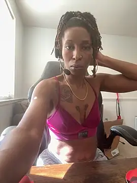 Snapshot of LeyaHoneybuns chatting on 11/17/25, 05:19 LeyaHoneybuns online show from 11/17/25, 05:19