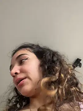 uniquerossie online show from 11/21/25, 08:46