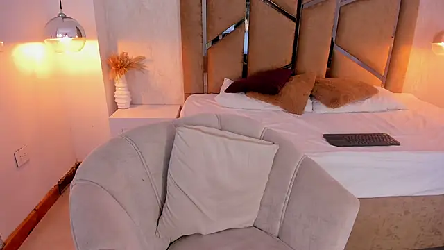 Martinaa Jones  online show from 09/12/25, 07:36