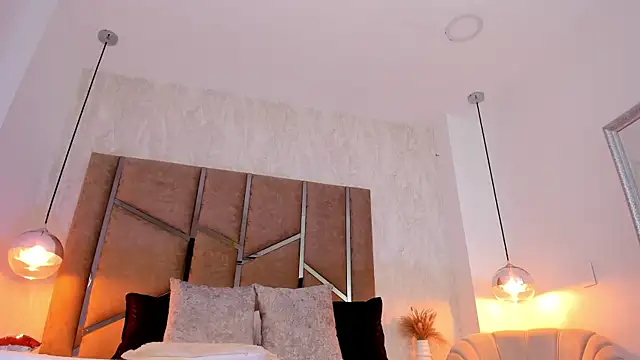 Martinaa Jones  online show from 11/21/25, 08:07