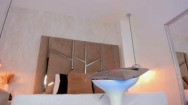 Martinaa Jones  online show from 02/26/26, 12:37