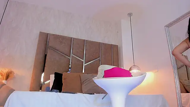 Martinaa Jones  online show from 03/06/26, 12:23