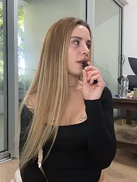 EmiliaCatalina online show from 11/27/25, 09:06