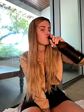 EmiliaCatalina online show from 11/30/25, 05:39