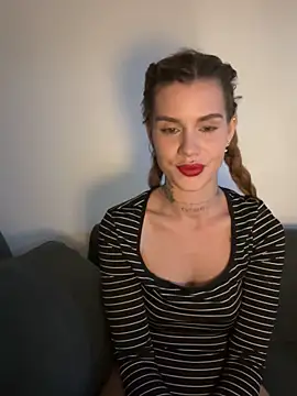 EmiliaCatalina online show from 02/15/26, 12:51