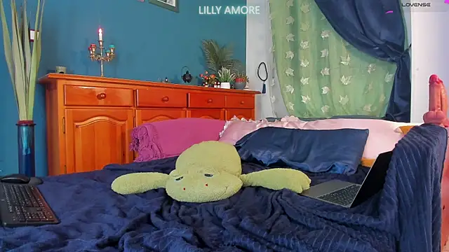 LillyAmore online show from 04/18/26, 08:09