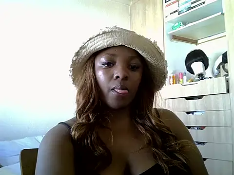 Snapshot of QuennNandi chatting on 10/29/25, 02:52 QuennNandi online show from 10/29/25, 02:52