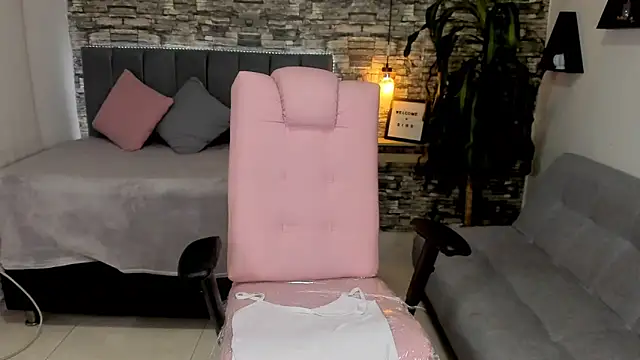 Snapshot of _oliviawilde_1 chatting on 12/15/24, 04:29  oliviawilde 1 online show from 12/15/24, 04:29