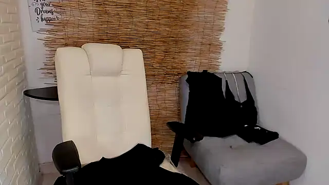 Snapshot of _oliviawilde_1 chatting on 02/03/25, 04:46  oliviawilde 1 online show from 02/03/25, 04:46