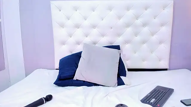 NICOLSKINNY1 online show from 10/24/25, 09:22