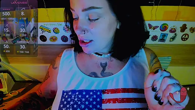 Snapshot of EllieOz chatting on 11/21/25, 08:40 EllieOz online show from 11/21/25, 08:40