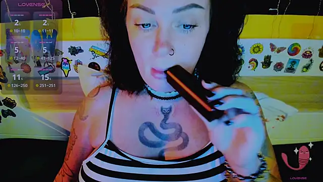 Snapshot of EllieOz chatting on 11/25/25, 05:46 EllieOz online show from 11/25/25, 05:46