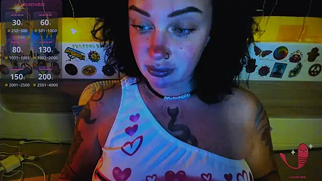 Snapshot of EllieOz chatting on 12/17/25, 03:29 EllieOz online show from 12/17/25, 03:29