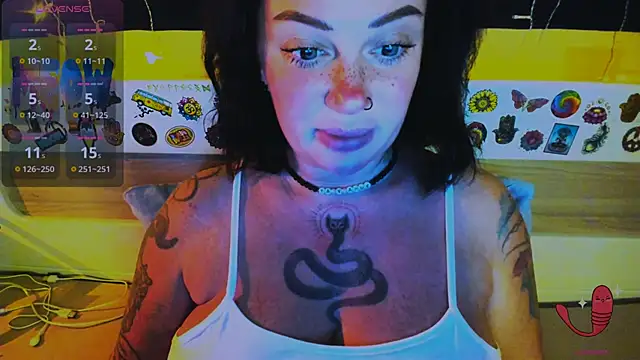 Snapshot of EllieOz chatting on 12/18/25, 03:40 EllieOz online show from 12/18/25, 03:40