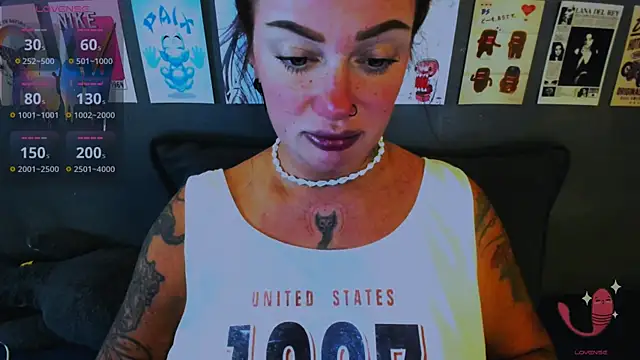 Snapshot of EllieOz chatting on 04/18/26, 02:43 EllieOz online show from 04/18/26, 02:43