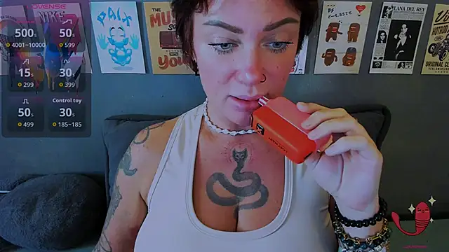 Snapshot of EllieOz chatting on 06/15/26, 04:53 EllieOz online show from 06/15/26, 04:53