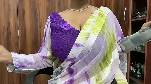 Snapshot of julie_08 chatting on 09/23/25, 05:38 julie 08 online show from 09/23/25, 05:38