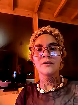 Snapshot of anaroman01 chatting on 03/21/25, 12:51 anaroman01 online show from 03/21/25, 12:51