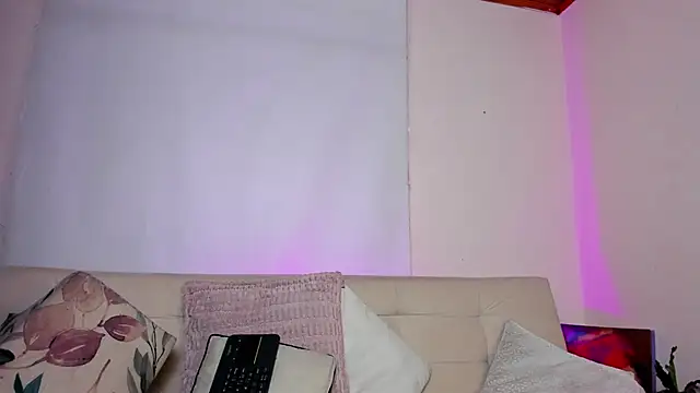 Snapshot of roselinedior chatting on 12/17/24, 03:49 roselinedior online show from 12/17/24, 03:49