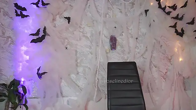 Snapshot of roselinedior chatting on 10/15/25, 12:05 roselinedior online show from 10/15/25, 12:05