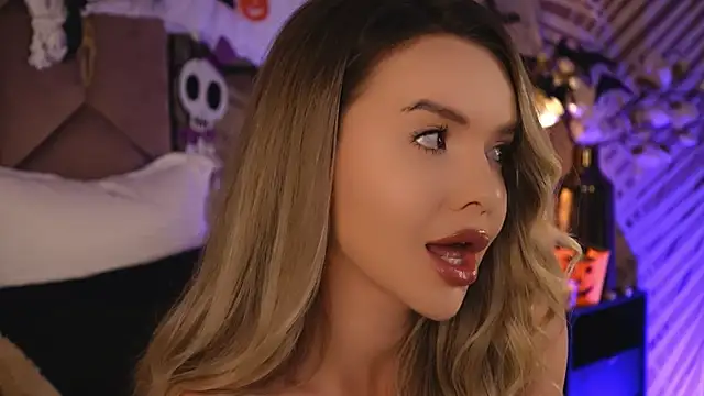 Snapshot of KatyaBelle chatting on 10/27/25, 08:13 KatyaBelle online show from 10/27/25, 08:13