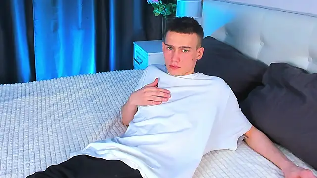 Snapshot of Kevin_Kesi chatting on 02/05/25, 01:11 Kevin Kesi online show from 02/05/25, 01:11