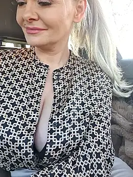 GjuliaX online show from 11/19/25, 08:36