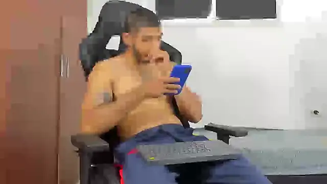 Snapshot of joris_vo chatting on 12/14/24, 04:20 joris vo online show from 12/14/24, 04:20