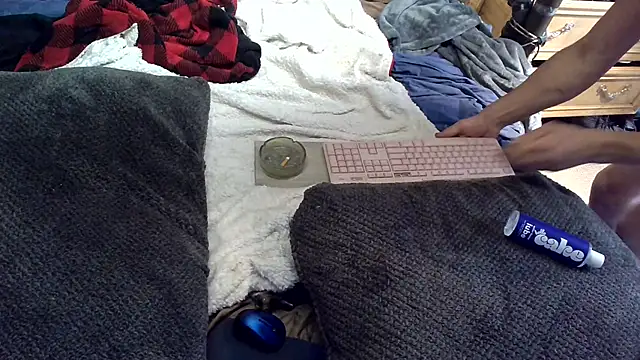 Snapshot of cdressupdiva chatting on 12/14/24, 12:01 cdressupdiva online show from 12/14/24, 12:01