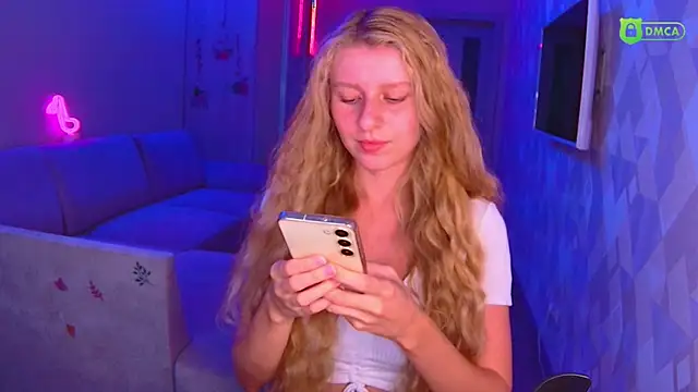 Snapshot of AmaliaQueen chatting on 10/11/25, 02:15 AmaliaQueen online show from 10/11/25, 02:15