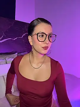 Snapshot of EmaSaenz chatting on 10/11/25, 09:13 EmaSaenz online show from 10/11/25, 09:13