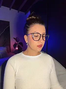 Snapshot of EmaSaenz chatting on 10/21/25, 10:43 EmaSaenz online show from 10/21/25, 10:43