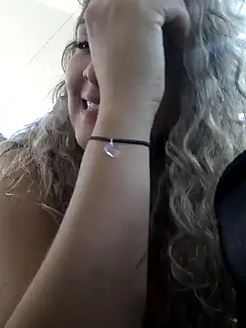 Sara smiiith211 online show from 12/18/24, 12:10