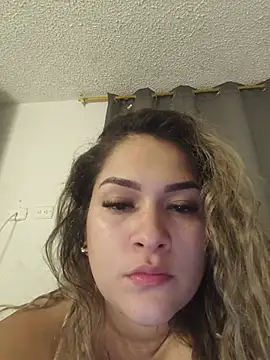 Sara smiiith211 online show from 06/17/26, 10:54