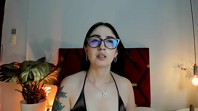 Emilywatsonn online show from 04/09/26, 11:43